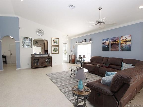 5th image of 621 NW Whitfield Way