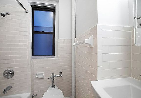 3rd image of 19 W 69th St APT 404