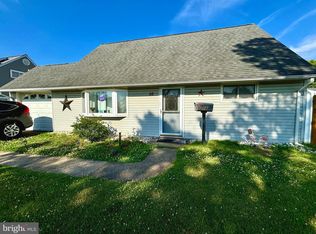 56 Kindle Ln, Levittown, PA 19055