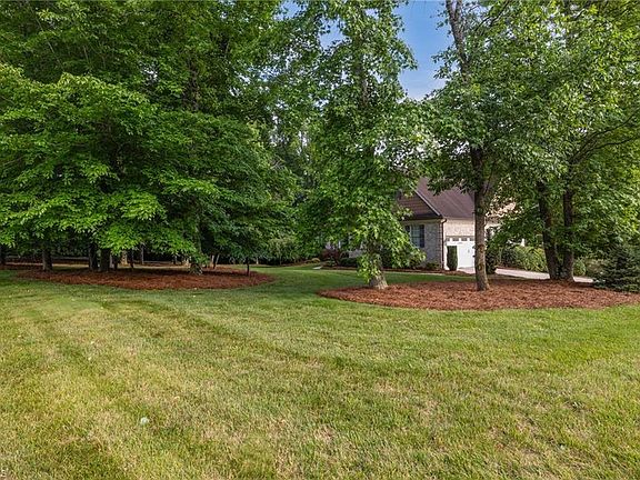 3rd image of 1401 Loch Lomond Dr
