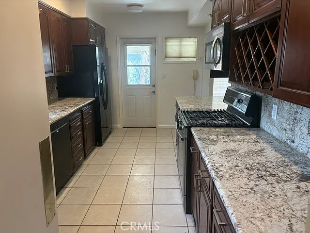 3 bed, 1555 sqft, $4,300 — Photo 4