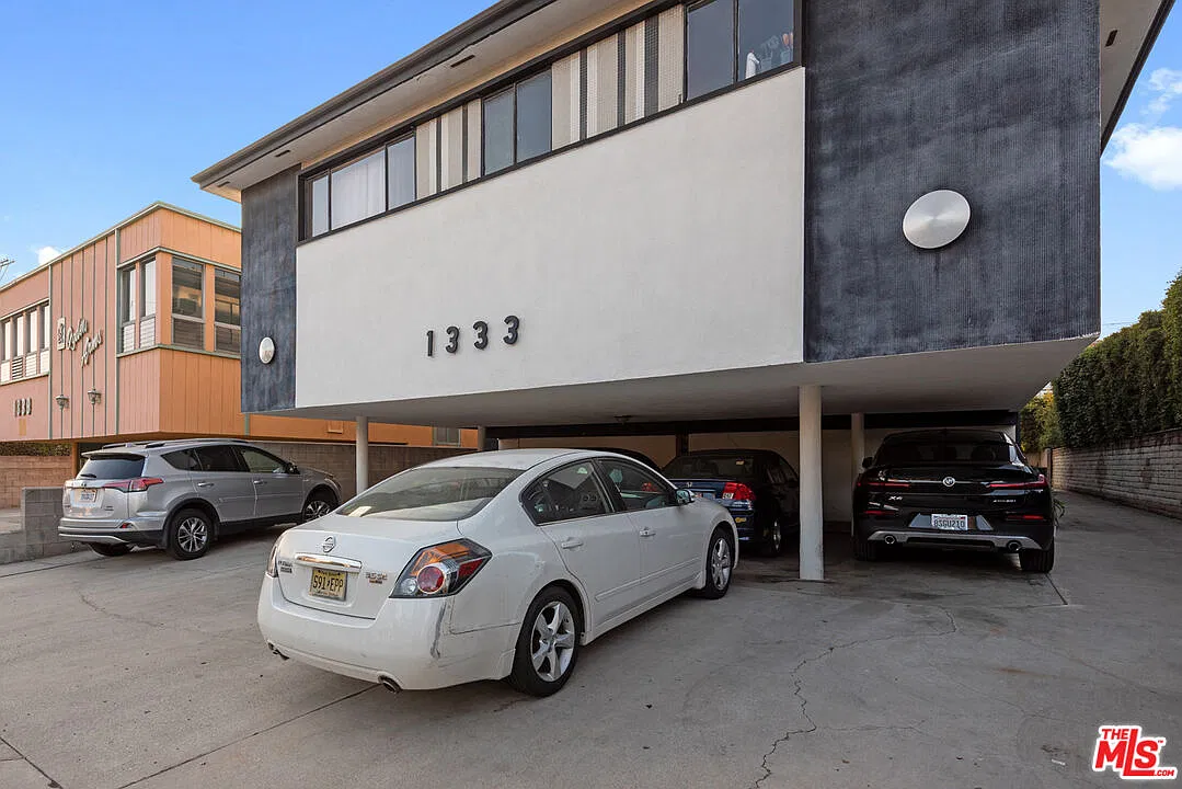 2 bed, 2.0 bath, 1000 sqft, $3,600 — Photo 2