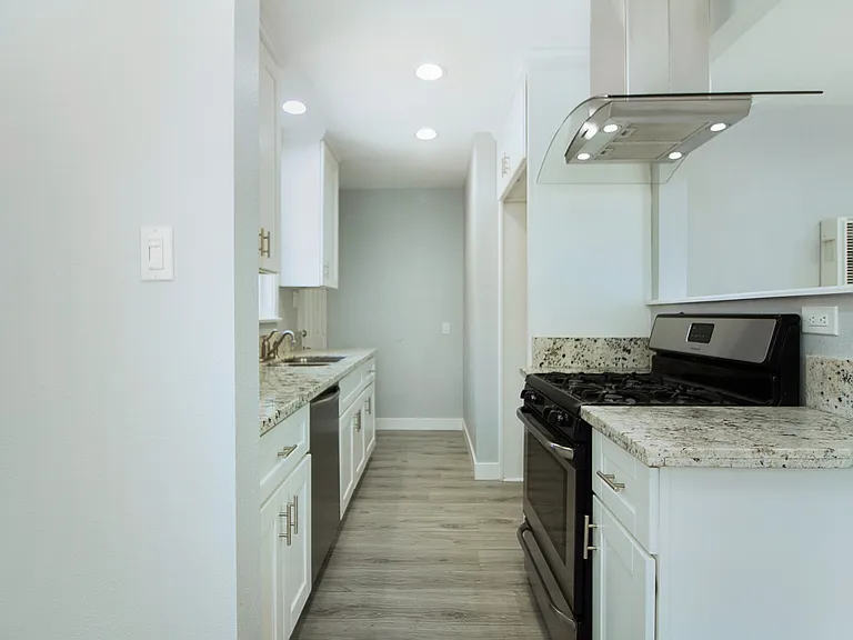 Ellis Street Duplex — Photo 3