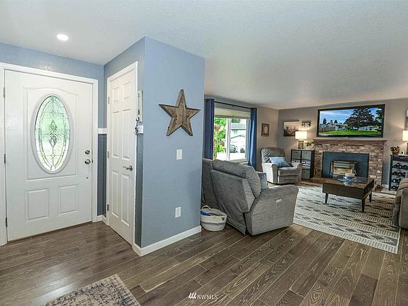 Open floor plan.  Note the beautiful 3/4 inch red oak flooring