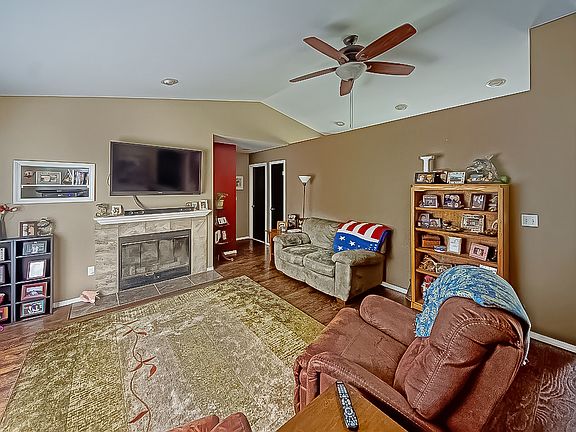 4th image of 2014 Lake Dr SW
