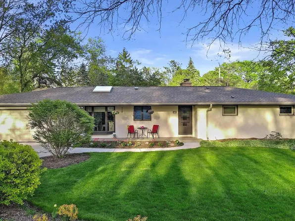 8940 North Pelham PARKWAY, Bayside, WI 53217