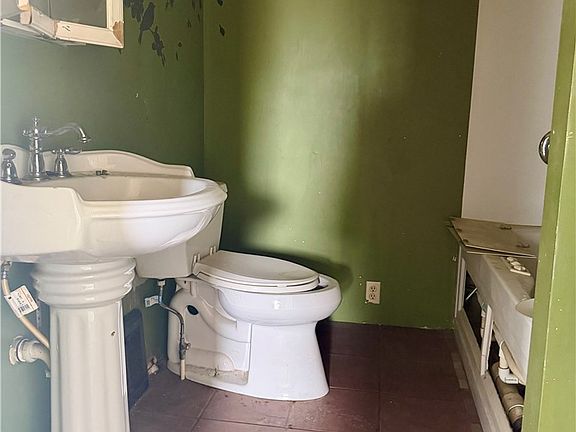 4th image of 313 Cottage St