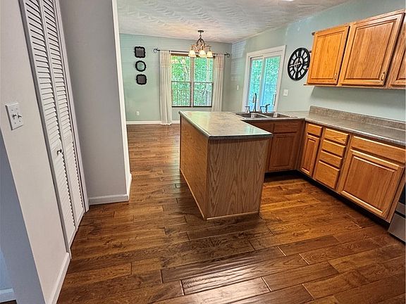 4th image of 37 Bristol Park Dr