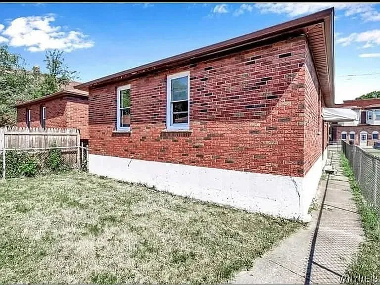 3 bed, 1.0 bath, 960 sqft, $2,000 — Photo 2