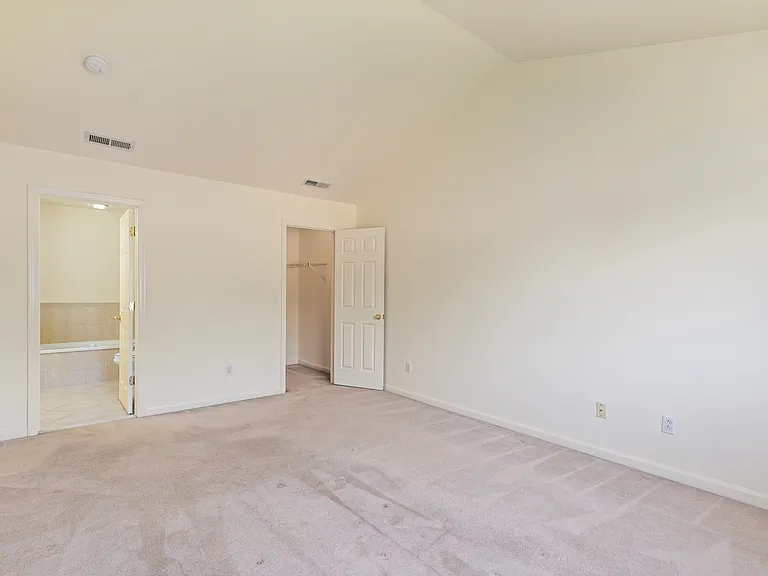 2435 Bedford St #21 — Photo 7