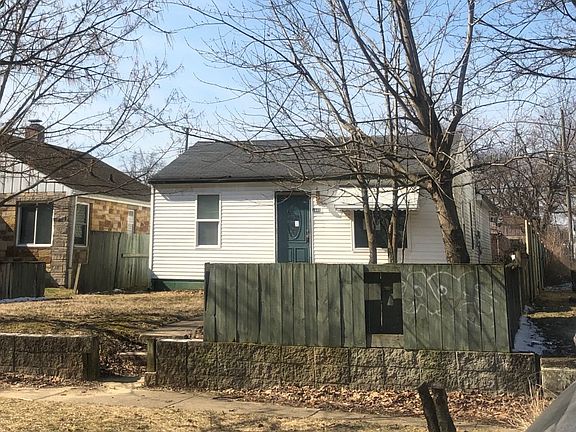 2nd image of 2440 Villa Ave
