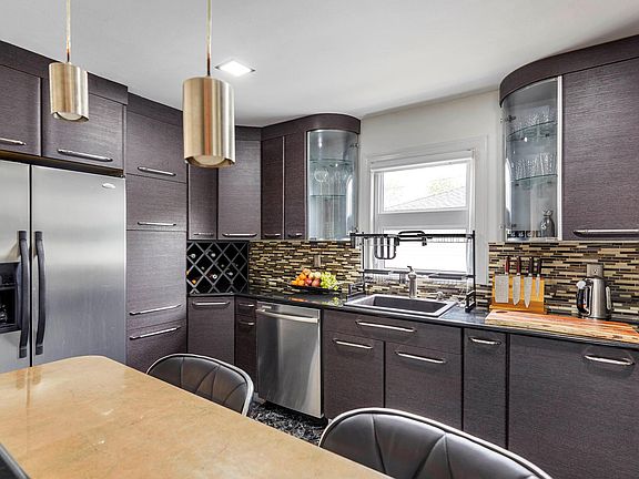 4th image of 216 Justin Ave