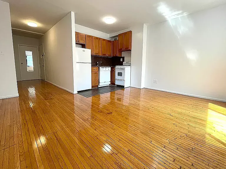 121 E 12th St #3J — Photo 1