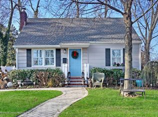 8 Davis Ln, Red Bank, NJ 07701