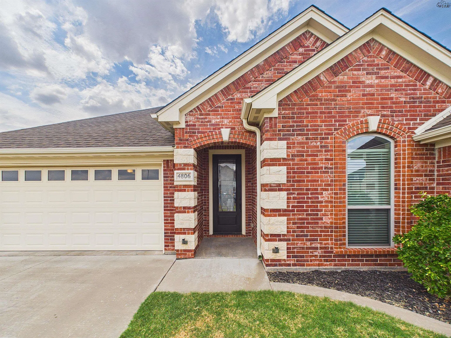 4 bed, 2.0 bath, 1922 sqft, $3,100 — Photo 2