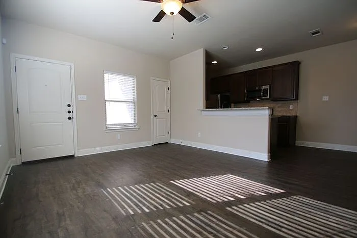 3219 Karen St — Photo 5