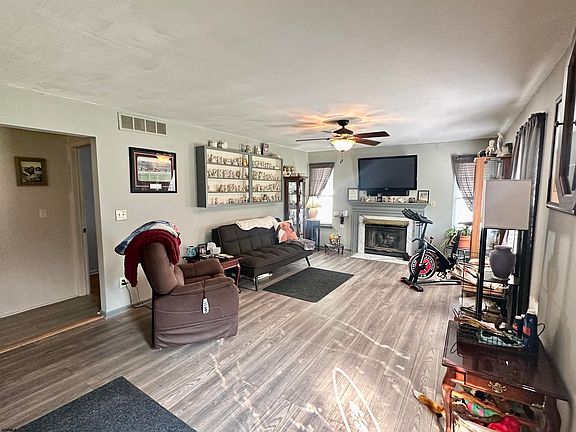 3rd image of 250 Arbutus Ave