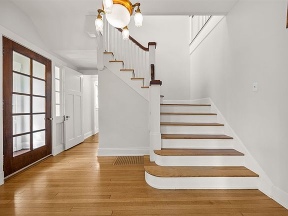 5th image of 320 19th St SE