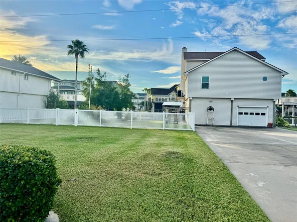 1019 Tiki Dr, Tiki Island, TX 77554