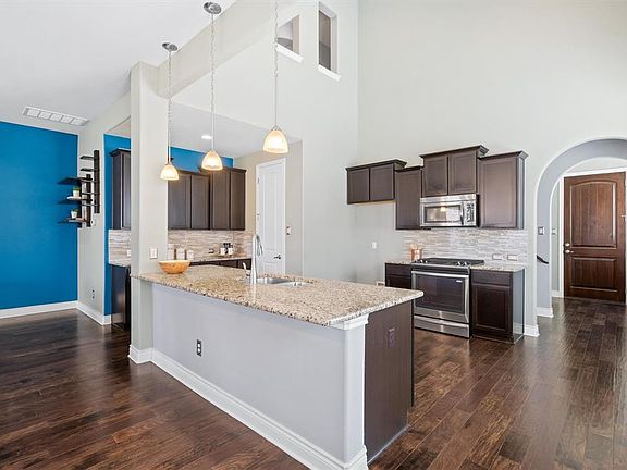5th image of 2109 Maplewood Dr