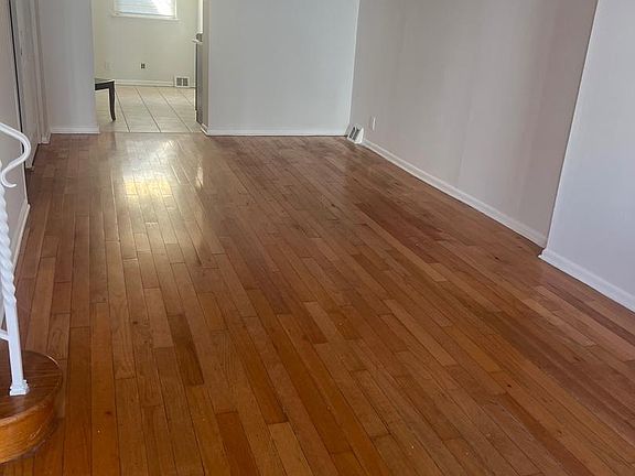 2nd image of 916 Winton St
