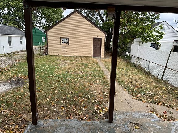 3rd image of 1110 Ross Ave