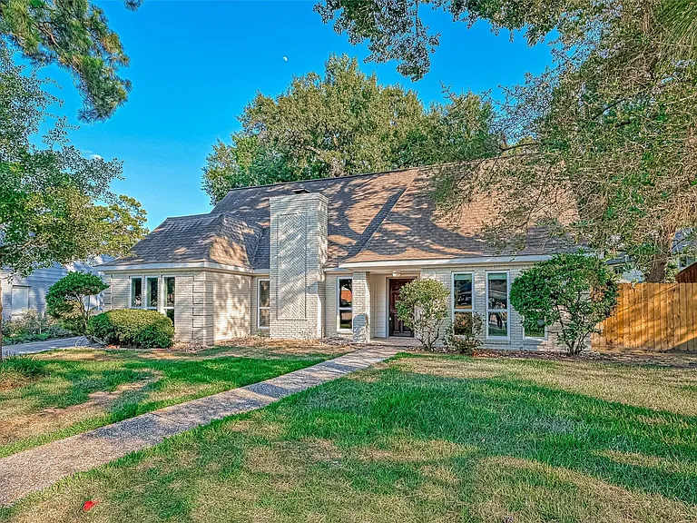 3615 Highfalls Dr — Photo 2