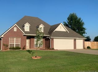 1121 S Hummingbird Cir, Skiatook, OK 74070
