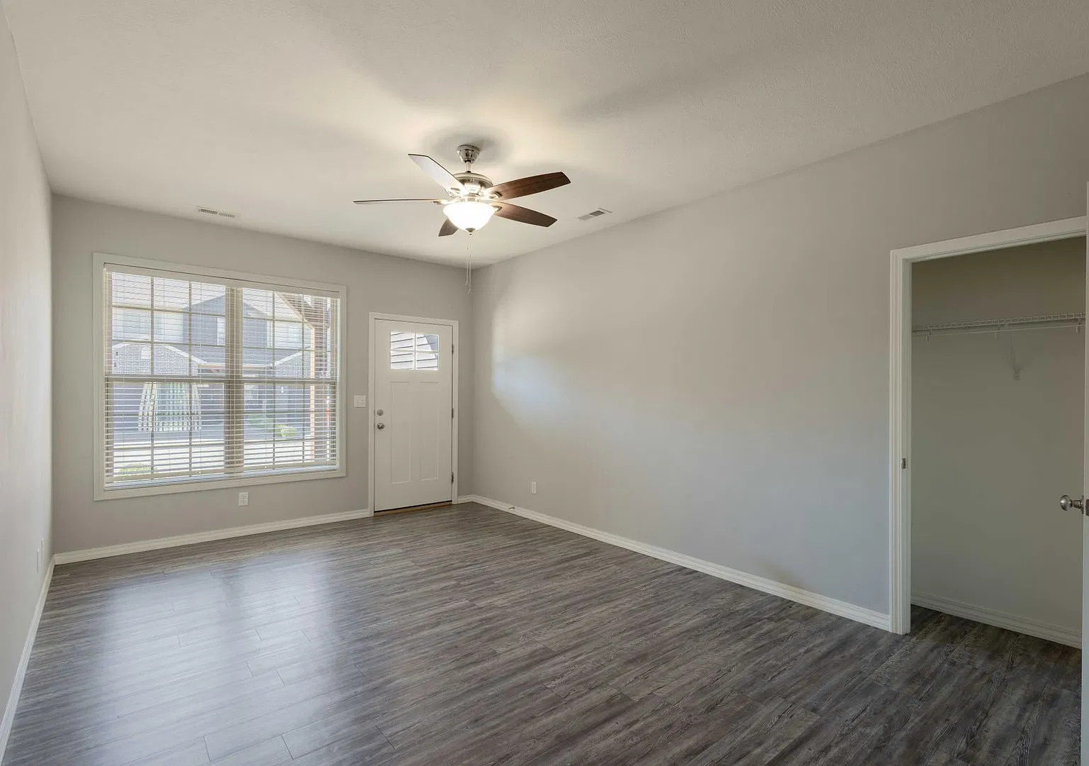 New Luxury 3 Bed 2.5 Bath Townhouse — Photo 2