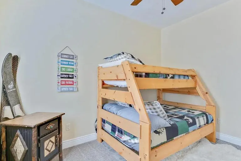 545 Crestview Dr — Photo 8