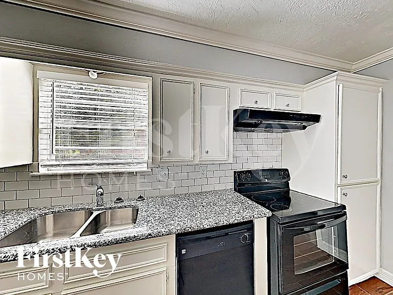 10122 Woodhollow Dr — Photo 4