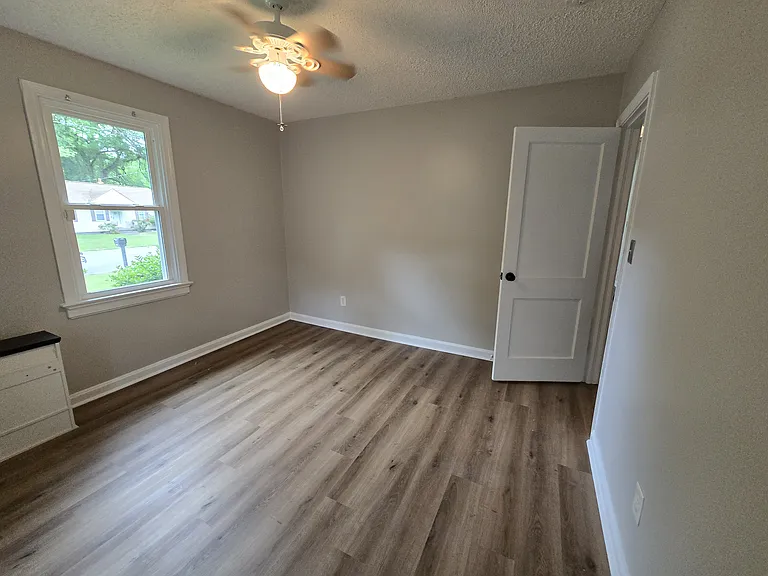 1115 Stewart Dr — Photo 7