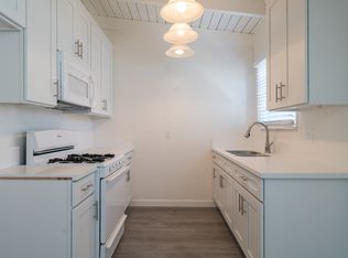 ~ Unique 1-Bedroom bungalow with private front and back patio ~ Great for Pets!!, Santa Monica, CA 90404