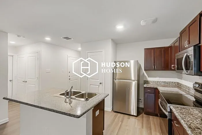 1013 Earle Ave — Photo 9