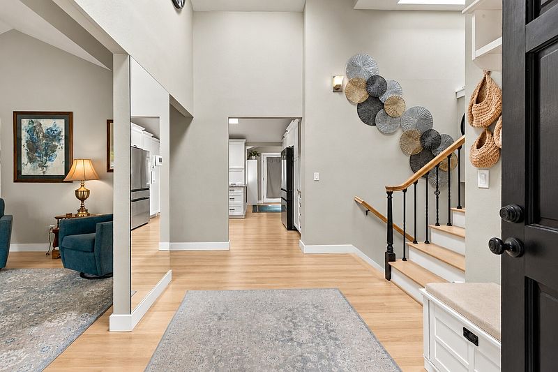 4th image of 425 Jasmine Place NW
