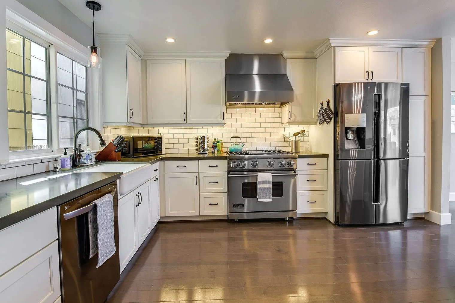 3 bed, 2.0 bath, 1194 sqft, $5,631 — Photo 2