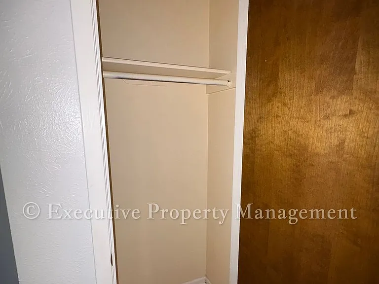 410 Jeffrey Ln — Photo 16
