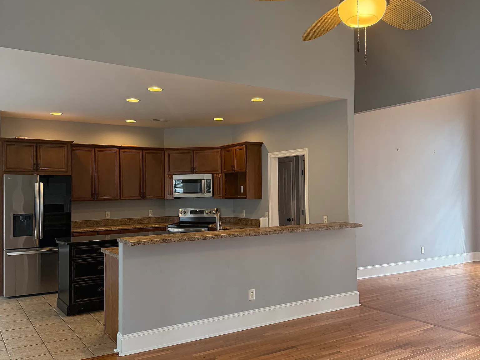 3 bed, 2.5 bath, 2200 sqft, $3,000 — Photo 4