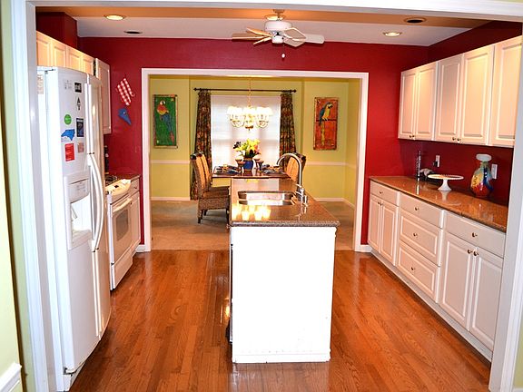 3rd image of 105 Tree Fern Dr