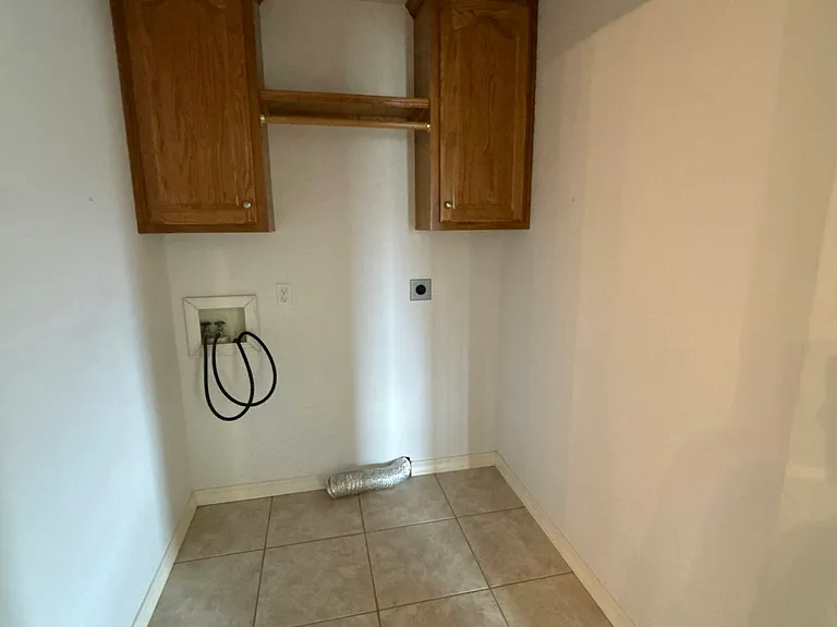 812 E Spring Dr — Photo 17