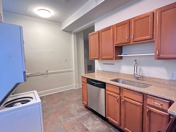 3rd image of 2225 Parkwood Ave #B