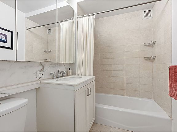 4th image of 205 E 85th St APT 6F