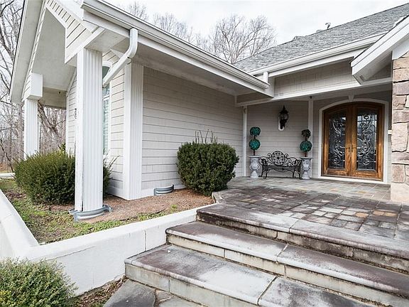 3rd image of 1051 Foxcliff Dr