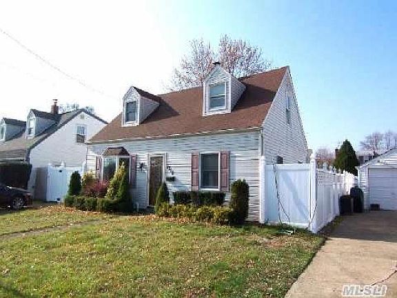 2nd image of 2318 Cedar St