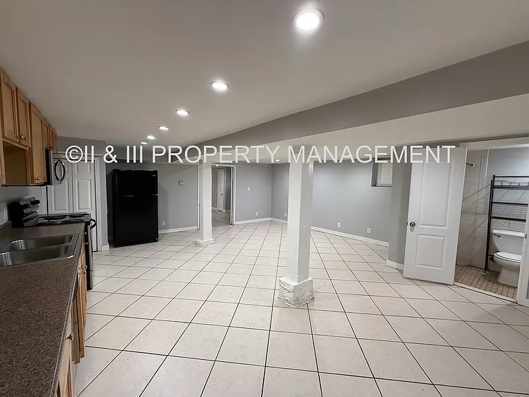 3700 Wyandotte St #BASEMENT — Photo 2