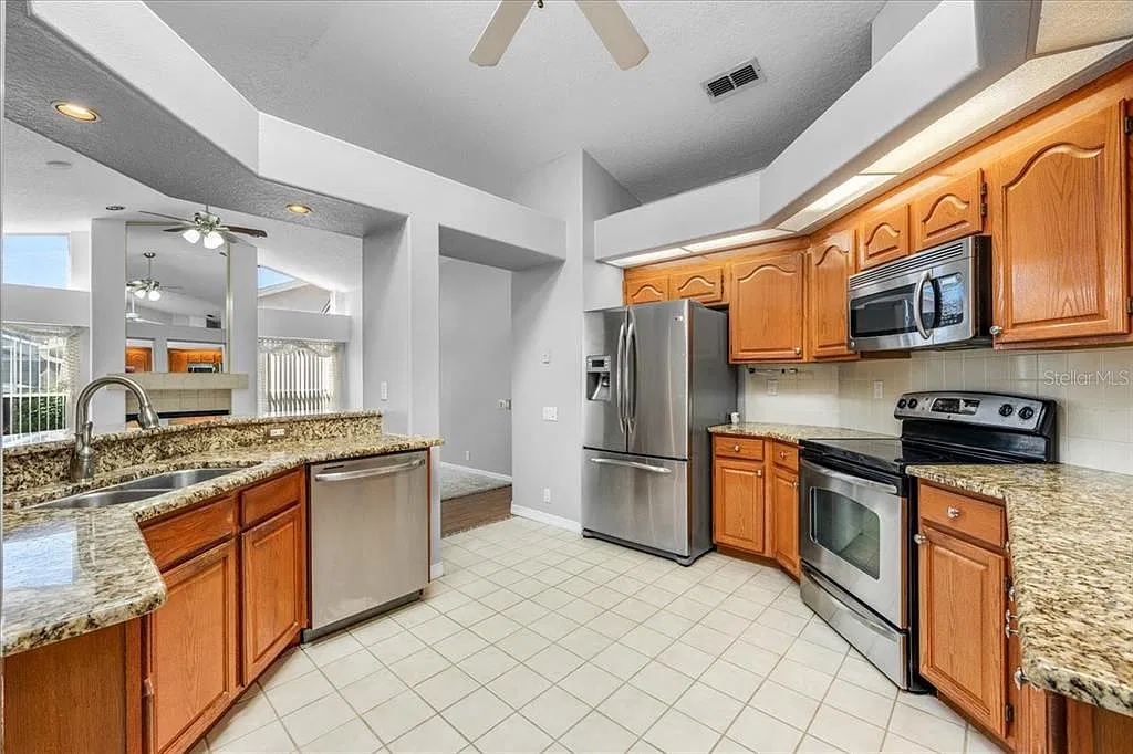 3 bed, 2.0 bath, 2142 sqft, $2,300 — Photo 3
