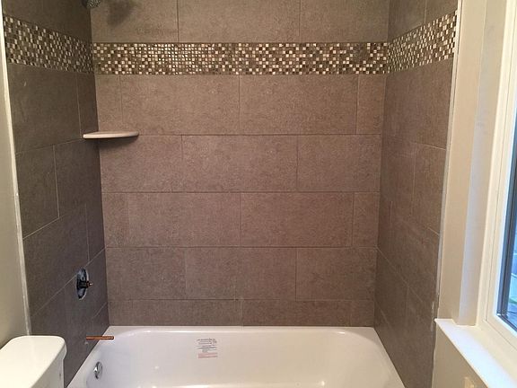 3rd image of 122 Hampshire Dr