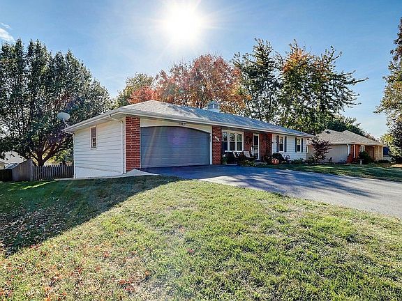 2nd image of 404 NW Wedgewood Dr
