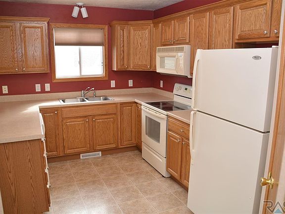 5th image of 418 Augustana Ave