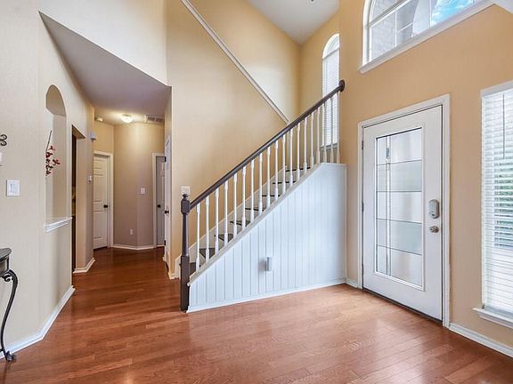 3rd image of 1113 Woodview Dr